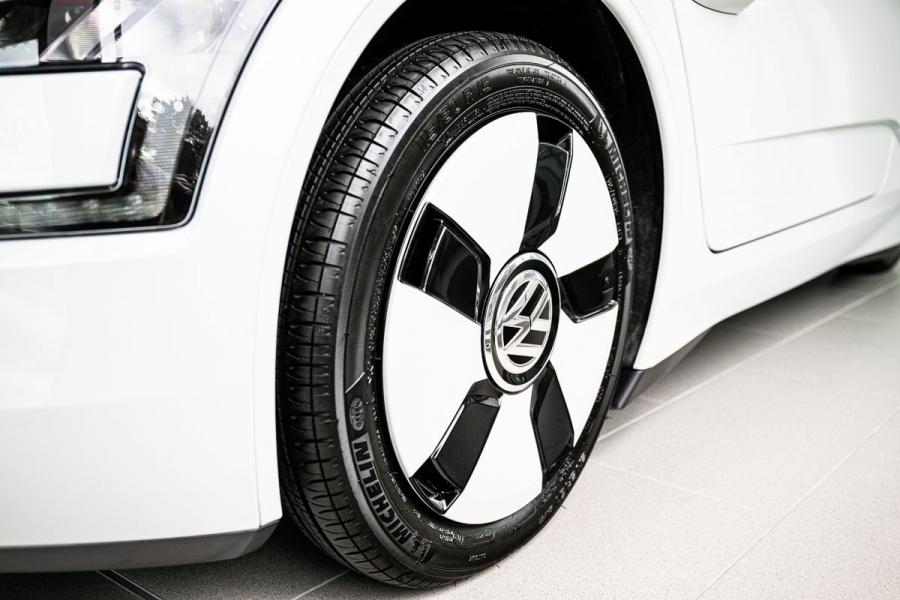 Колеса Volkswage XL1 2015 года  (фото 7 из 20)